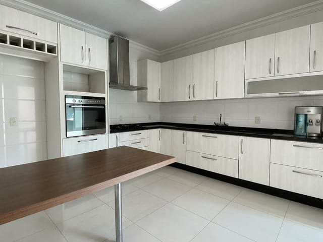 Casa 3 quartos e 5 banheiros, para alugar, no bairro Esperança em Londrina