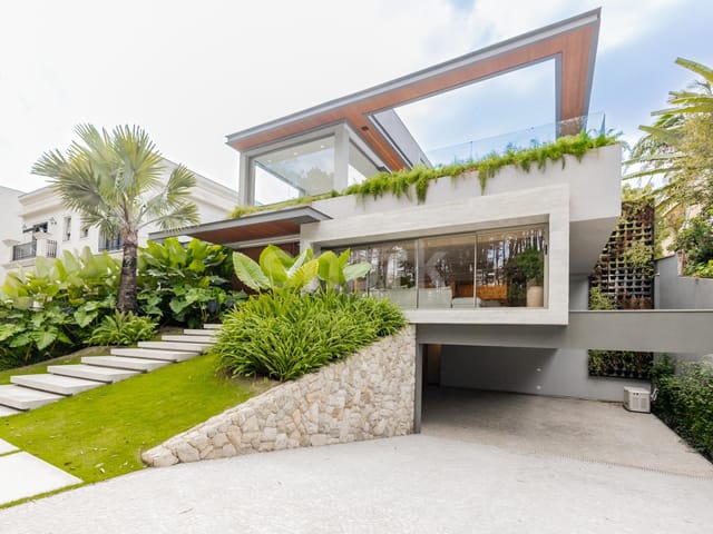 Casa com 560m² 4 quartos e 7 banheiros, à venda ou para alugar, no bairro Alphaville Residencial Um em Barueri
