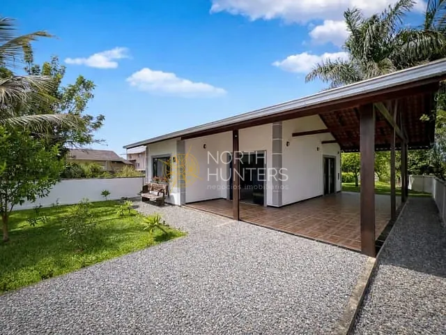 Casa com 120m² 2 quartos e 2 banheiros, à venda, no bairro Costeira em Balneário Barra do Sul