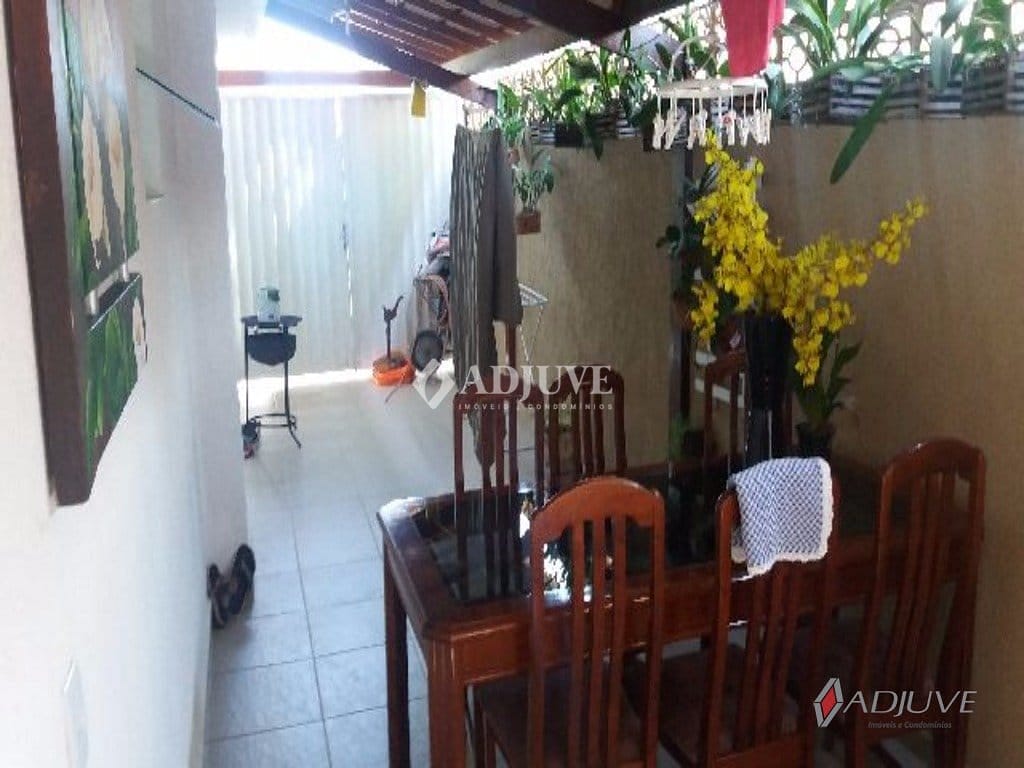 Casa à venda com 2 quartos, 75m² - Foto 1