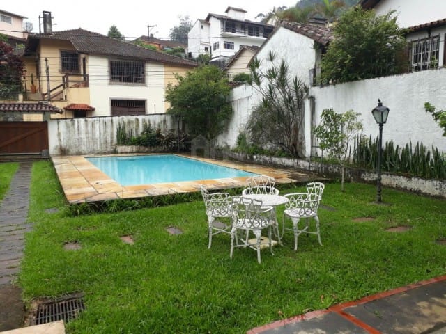 Casa à venda, no bairro Castelanea em Petrópolis