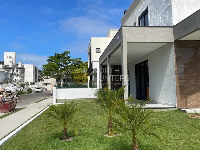 Casa com 247m² 3 quartos e 4 banheiros, à venda, no bairro Cachoeira do Bom Jesus em Florianópolis