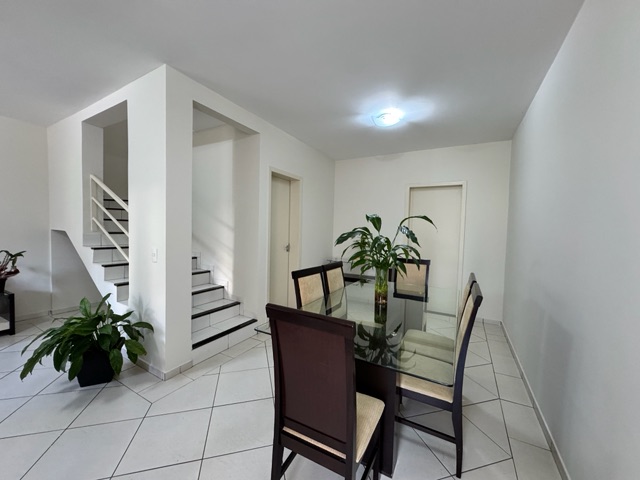Casa 3 quartos e 3 banheiros, à venda, no bairro Pinheiros em Londrina