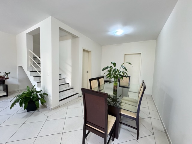 Casa 3 quartos e 3 banheiros, à venda, no bairro Pinheiros em Londrina