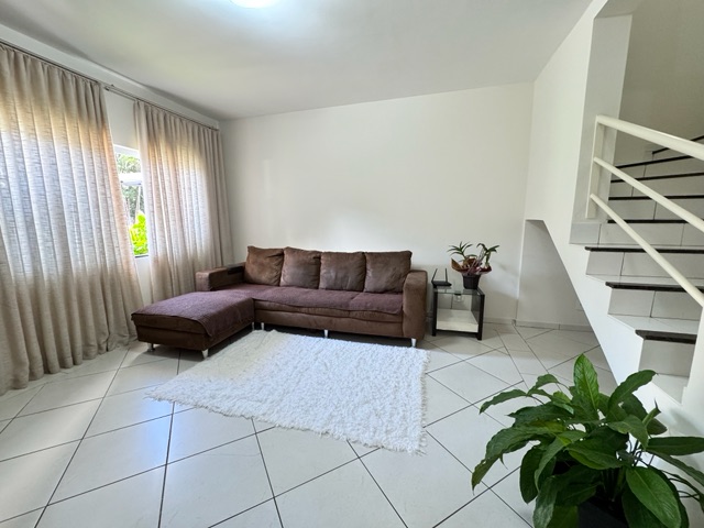 Casa 3 quartos e 3 banheiros, à venda, no bairro Pinheiros em Londrina