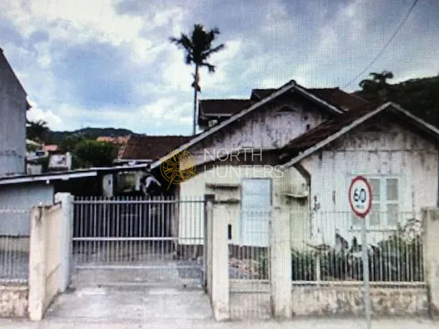 Casa com 555m² 3 quartos e 3 banheiros, à venda, no bairro Boa Vista em Joinville