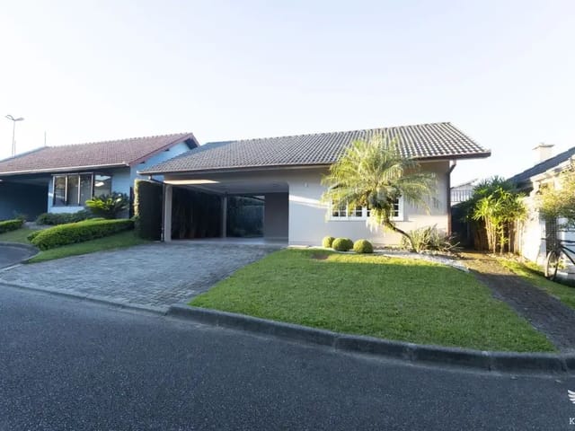 Casa com 451m² 3 quartos e 4 banheiros, à venda, no bairro Não informado em Curitiba
