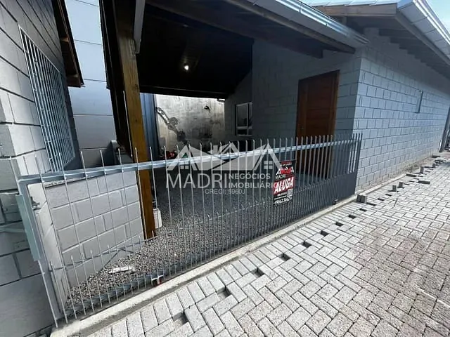 Casa 2 quartos e 1 banheiro, para alugar, no bairro Madri em Palhoça