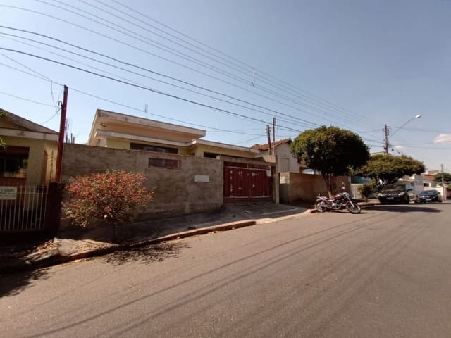 Casa com 250m² 3 quartos e 1 banheiro, à venda, no bairro São Lázaro em São João da Boa Vista