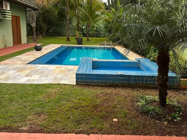 Casa 4 quartos e 6 banheiros, para alugar, no bairro Bela Suiça em Londrina