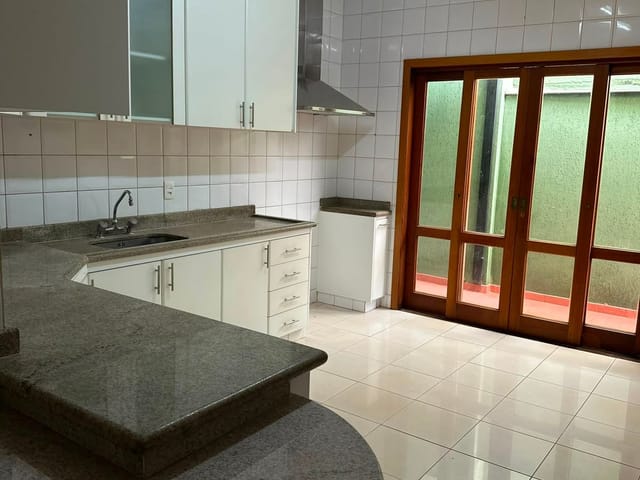 Casa 4 quartos e 6 banheiros, para alugar, no bairro Bela Suiça em Londrina