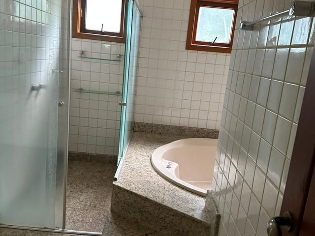 Casa 4 quartos e 6 banheiros, para alugar, no bairro Bela Suiça em Londrina