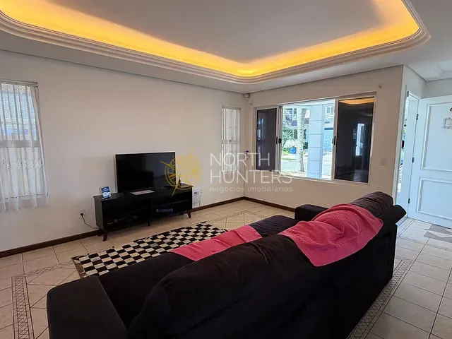 Casa 4 quartos e 4 banheiros, para alugar, no bairro Jurerê em Florianópolis