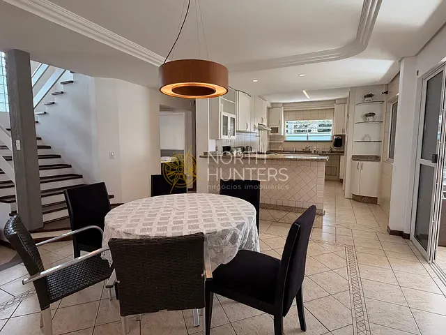 Casa 4 quartos e 4 banheiros, para alugar, no bairro Jurerê em Florianópolis