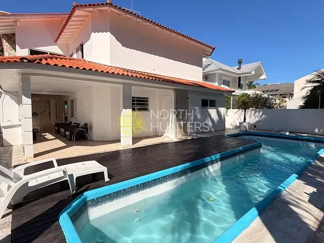 Casa 4 quartos e 4 banheiros, para alugar, no bairro Jurerê em Florianópolis