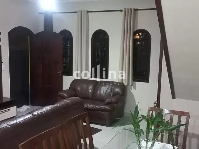 Casa com 230m² 3 quartos e 3 banheiros, à venda, no bairro Parque Santa Teresa em Carapicuíba