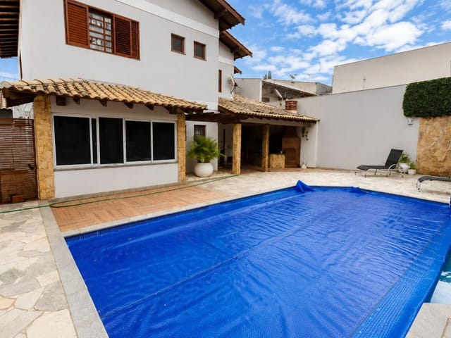 Casa com 600m² 4 quartos e 5 banheiros, para alugar, no bairro Quebec em Londrina
