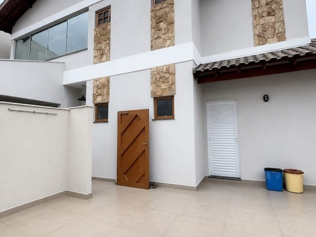 Casa com 600m² 4 quartos e 5 banheiros, para alugar, no bairro Quebec em Londrina