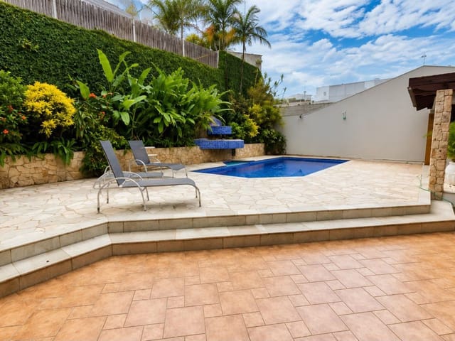 Casa com 600m² 4 quartos e 5 banheiros, para alugar, no bairro Quebec em Londrina