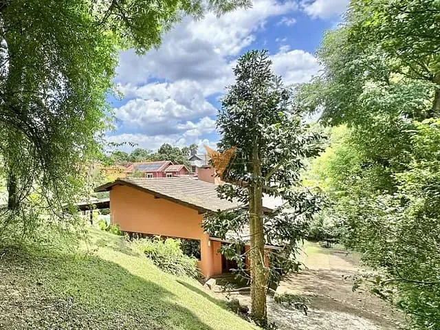 Casa com 1400m² 4 quartos e 5 banheiros, à venda, no bairro Recanto Impla em Carapicuíba
