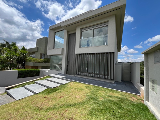 Casa com 900m² 4 quartos e 6 banheiros, à venda, no bairro Alphaville em Santana de Parnaíba