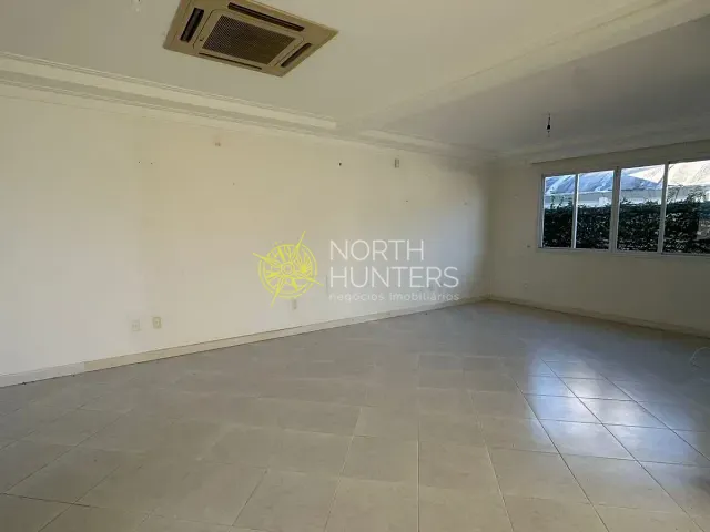 Casa com 450m² 4 quartos e 4 banheiros, à venda ou para alugar, no bairro Jurerê em Florianópolis