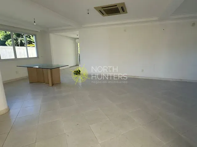 Casa com 450m² 4 quartos e 4 banheiros, à venda ou para alugar, no bairro Jurerê em Florianópolis