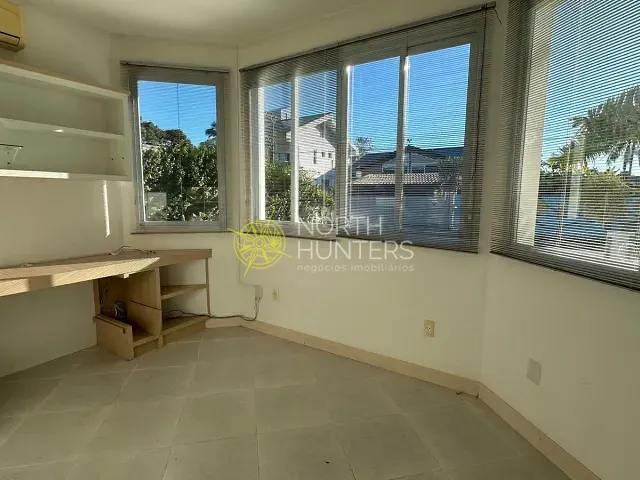Casa com 450m² 4 quartos e 4 banheiros, à venda ou para alugar, no bairro Jurerê em Florianópolis