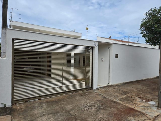 Foto do Casa - Sobrado à Venda, 04 quartos (01 suíte), Churrasqueira, 220 m² útil, 02 vagas de garagem, JD Piza, Londrina, PR | ZBM NEGOCIOS IMOBILIARIOS
