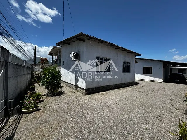 Casa 4 quartos e 3 banheiros, à venda, no bairro Barra do Aririú em Palhoça