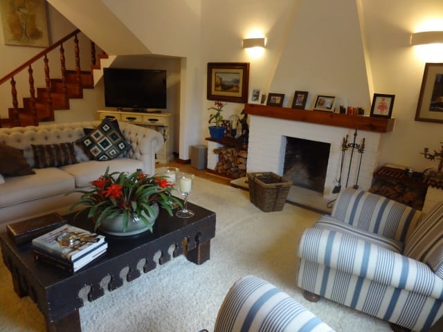 Casa com 454m², à venda, no bairro Chácara Flora em Petrópolis