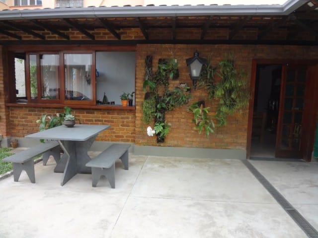 Casa com 454m², à venda, no bairro Chácara Flora em Petrópolis