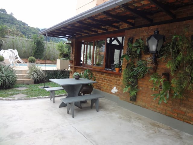 Casa com 454m², à venda, no bairro Chácara Flora em Petrópolis