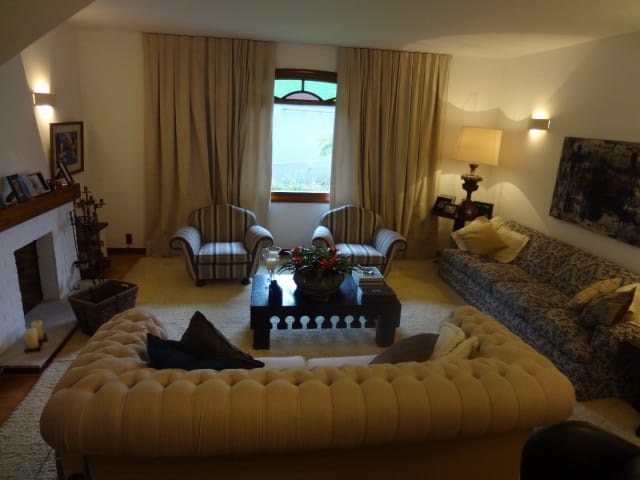 Casa com 454m², à venda, no bairro Chácara Flora em Petrópolis