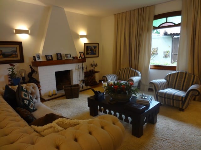 Casa com 454m², à venda, no bairro Chácara Flora em Petrópolis