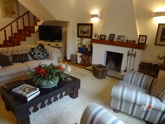 Casa com 454m², à venda, no bairro Chácara Flora em Petrópolis