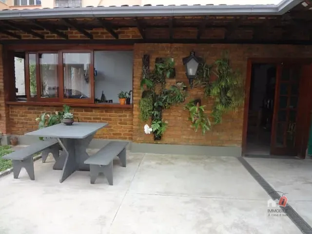 Casa com 454m², à venda, no bairro Chácara Flora em Petrópolis