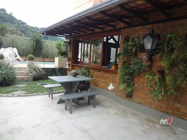 Casa com 454m², à venda, no bairro Chácara Flora em Petrópolis