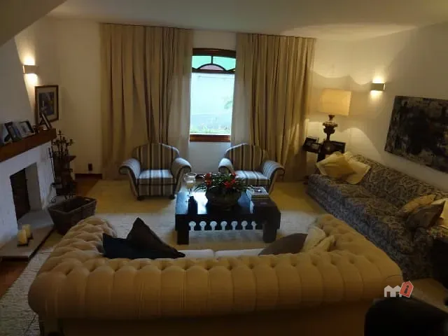 Casa com 454m², à venda, no bairro Chácara Flora em Petrópolis