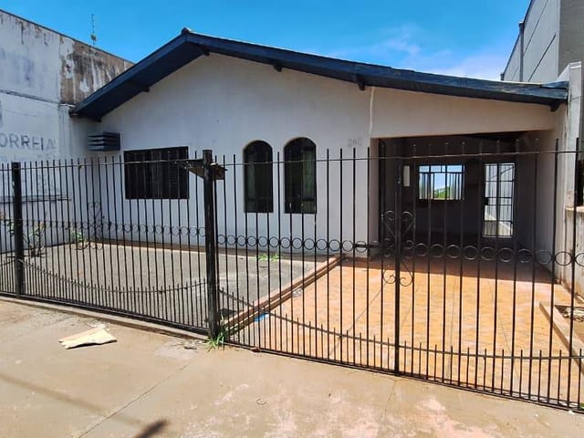 Casa com 250m² 3 quartos e 2 banheiros, para alugar, no bairro Jardim São José em Cambé