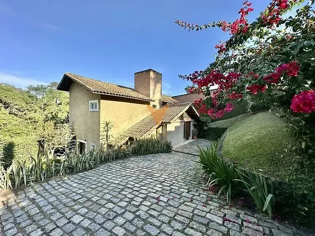 Casa com 1020m² 3 quartos e 5 banheiros, à venda ou para alugar, no bairro Chácara dos Lagos em Carapicuíba