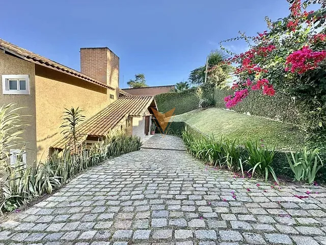 Casa com 1020m² 3 quartos e 5 banheiros, à venda ou para alugar, no bairro Chácara dos Lagos em Carapicuíba