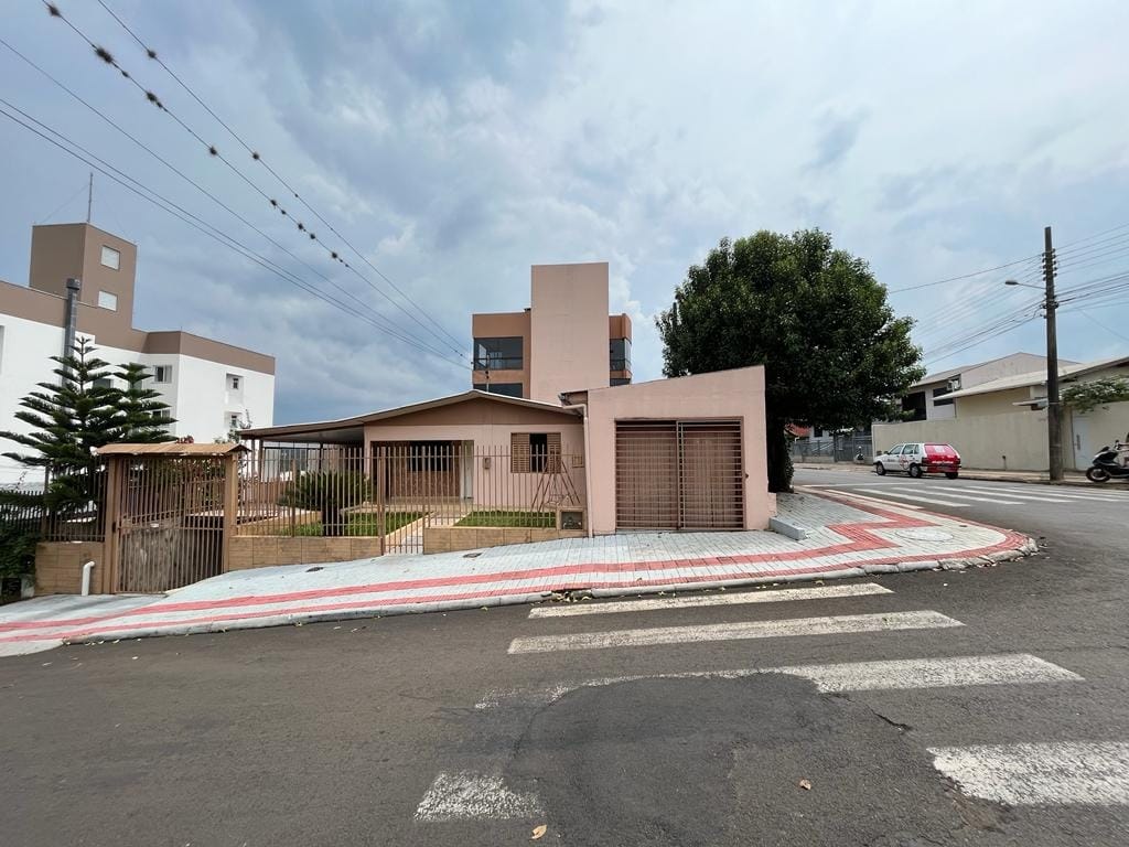 Casa à venda com 11 dormitórios, 4 banheiros e 4 vagas de garagens no bairro São Cristóvão