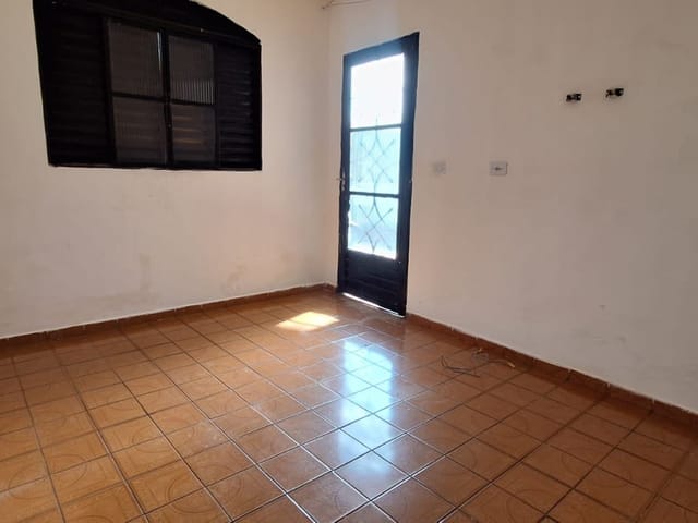 Casa 2 quartos e 1 banheiro, para alugar, no bairro Parque Residencial Ana Rosa em Cambé