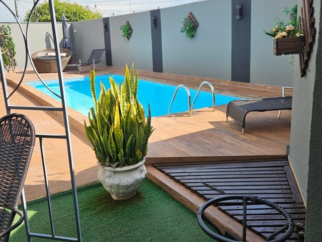 Casa com 329m² 2 quartos e 2 banheiros, para alugar, no bairro BOURBON em Londrina
