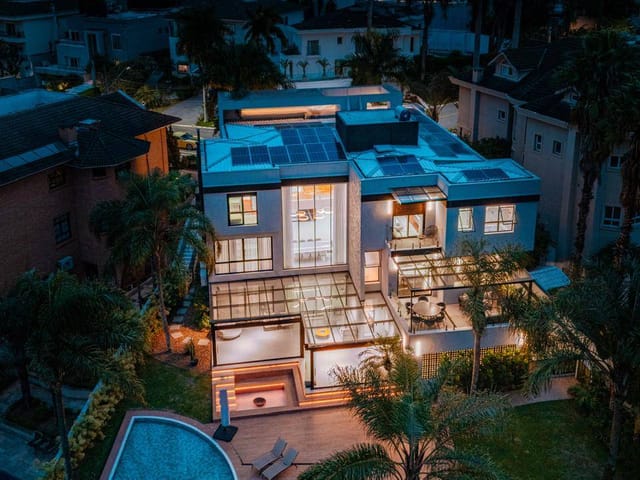 Casa com 1082m² 5 quartos e 8 banheiros, à venda, no bairro Alphaville em Santana de Parnaíba