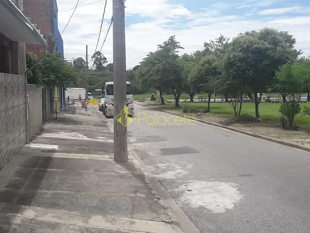 Casa com 250m² 2 quartos e 2 banheiros, à venda, no bairro Triângulo em Pindamonhangaba