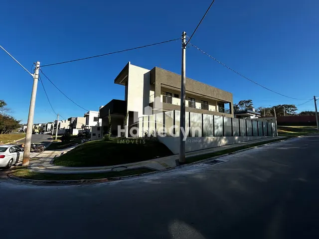 Sobrado com 405m² 4 quartos e 6 banheiros, à venda, no bairro Jardins Capri em Senador Canedo