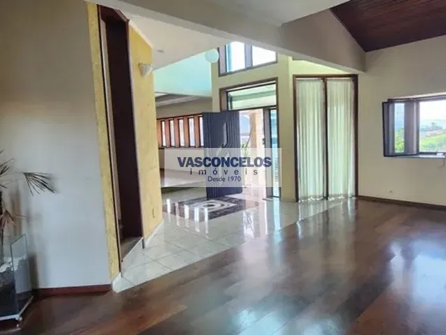 Casa com 500m² 4 quartos e 2 banheiros, à venda, no bairro Vila Zezé em Jacareí
