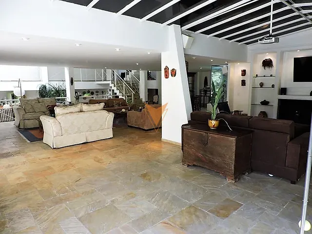 Casa com 5115m² 5 quartos e 8 banheiros, à venda, no bairro Chácara de La Rocca em Carapicuíba